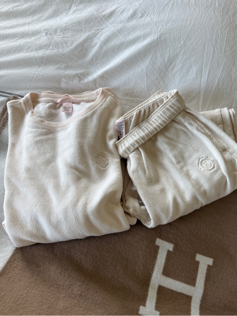 Victoria’s Secret Cozy Cream Lounge Set Joggers + Sweatshirt Size SM Soft Fleece